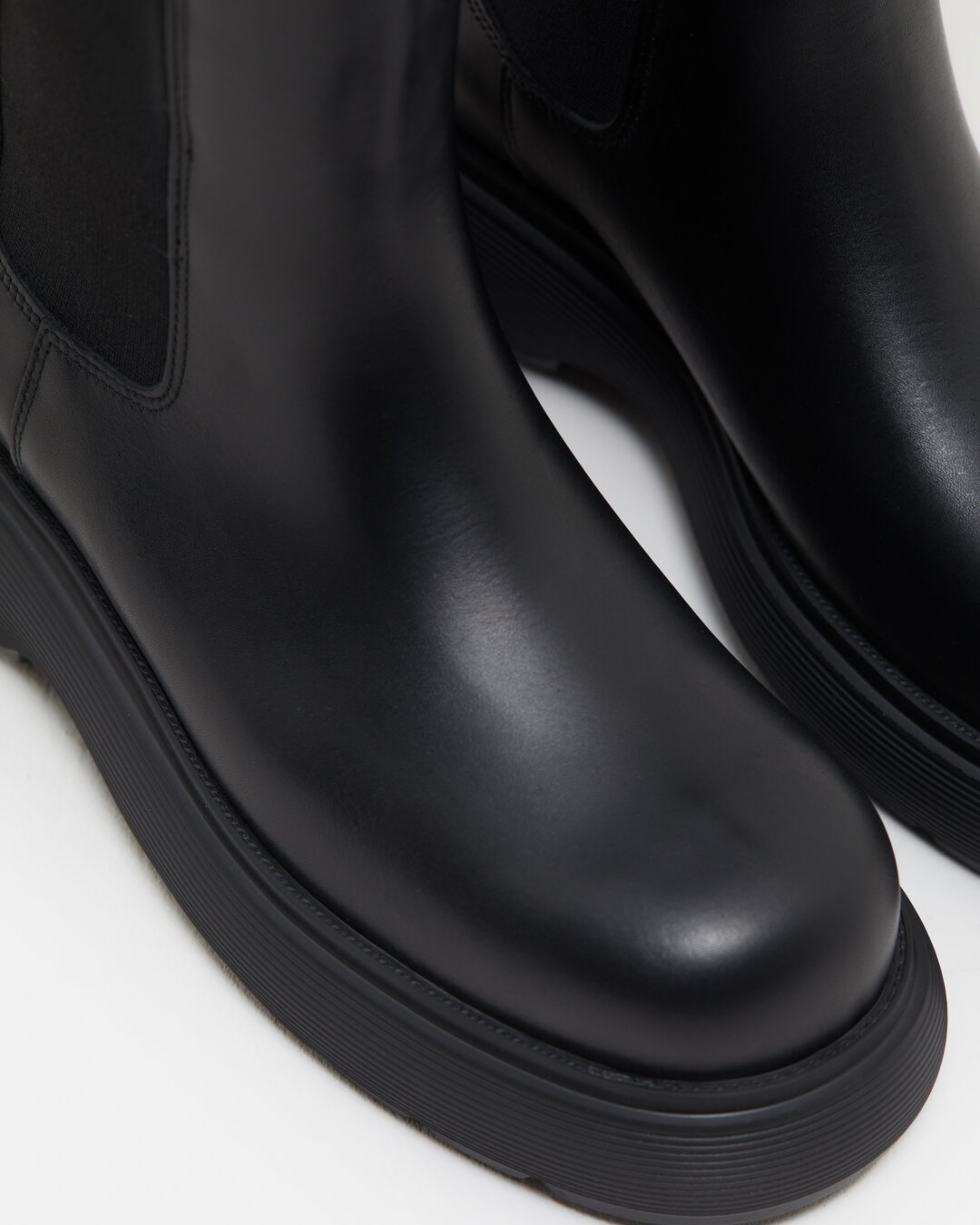 Closed Chelsea Boot in Black