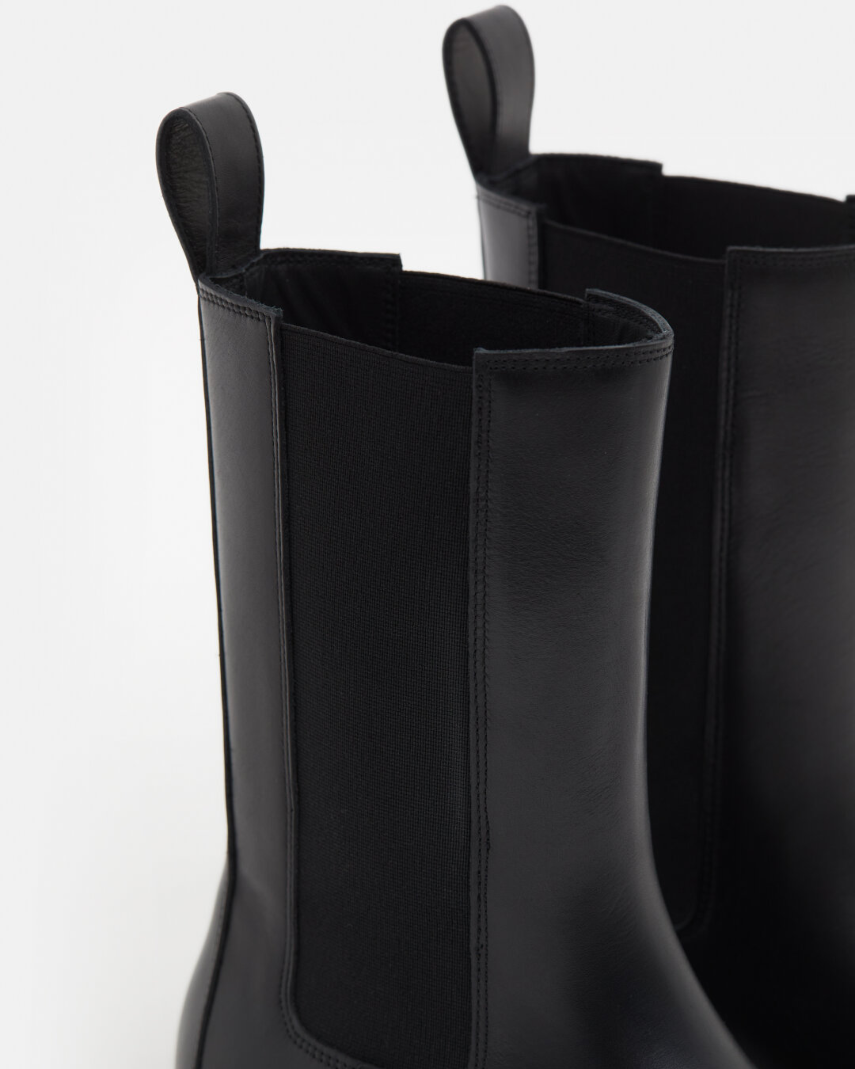 Closed Chelsea Boot in Black
