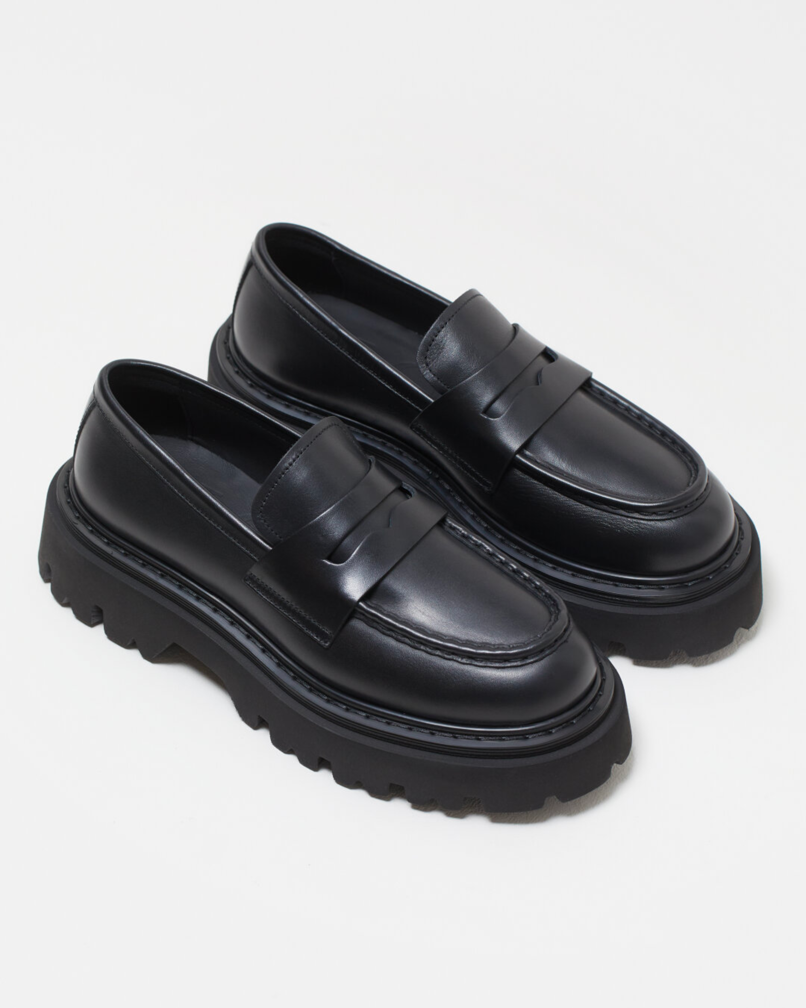 Closed Loafer in Black