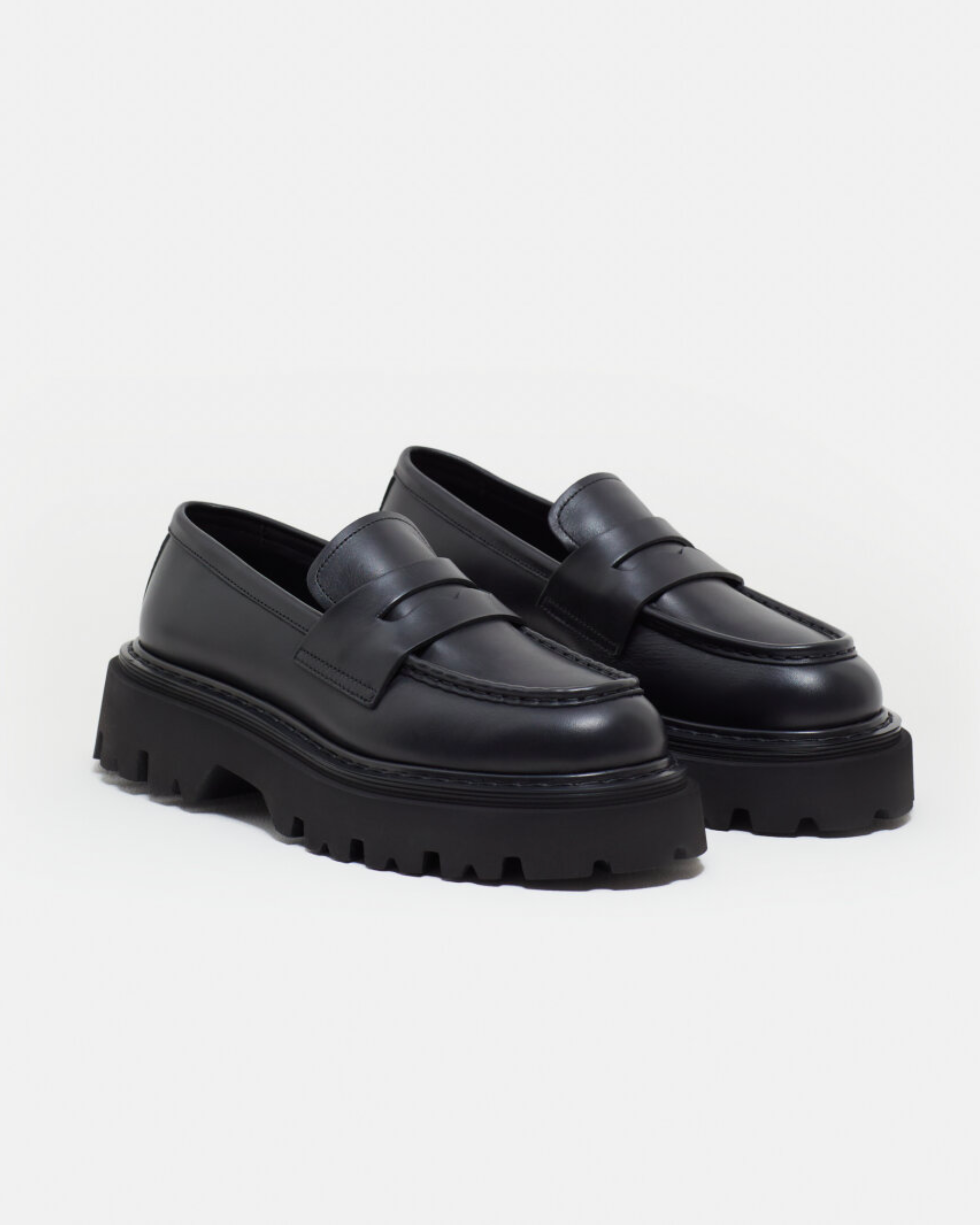 Closed Loafer in Black